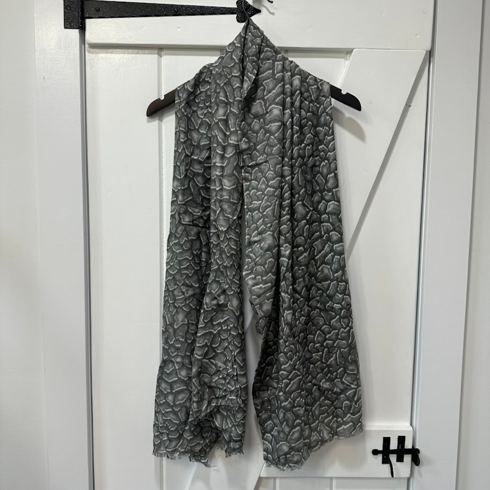 J.McLaughlin Women Reed Scarf OS Grey Pangaea 100% Wool Animal Print Fringed NEW